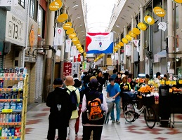2. 賑わう商店街（十三元今里商店街）